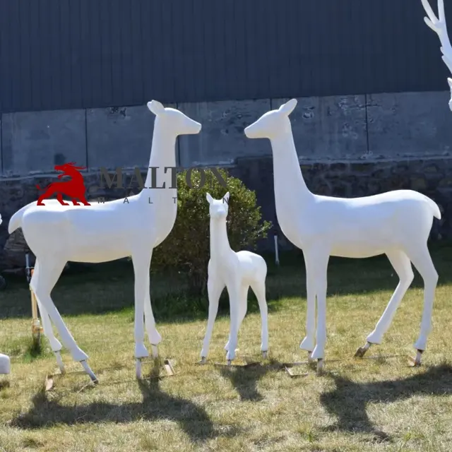 Büyük peyzaj dekorasyon büyük fiberglas beyaz kaplama geyik aile heykel satılık