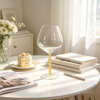 Verre à vin personnalisé, durable et écologique, design irrégulier à pied, soufflé à la main, créatif et tendance, cadeau d'affaires pour vin rouge