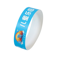 Bracelet événementiel promotionnel jetable en Tyvek personnalisé, résistant aux déchirures, imprimé CMJN avec code QR, numéros de série et logo adhésif