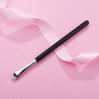 Kuas Concealer mata hitam kecil kustom MOQ rendah kuas Concealer mata sintetis kuat datar pegangan kayu kuas tunggal untuk Concealer mata