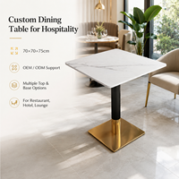 Table à manger de luxe en marbre, plateau carré en pierre frittée de 70 cm avec base noire et dorée pour hôtel, restaurant et bar