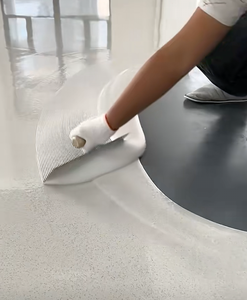 Peinture de sol autolissante époxy silencieuse et absorbant les chocs avec matrice de sable élastique, réduction du bruit, résine époxy pour sols - Product Image 2