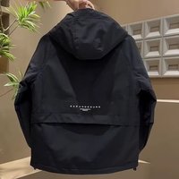 Les meilleurs designers conçoivent des vestes matelassées personnalisées pour hommes, pour l'automne et l'hiver, avec des cols carrés fins et des vestes tissées.