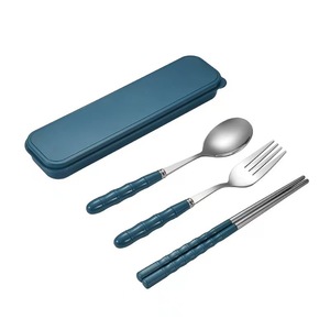 Juego de Cubiertos Portátil de Acero Inoxidable con Diseño de Bambú, 3 Piezas (Cuchara, Tenedor, Palillos) con Caja de Almacenamiento para Escuela, Oficina, Viajes y Picnic - Product Image 1