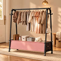 Porte-vêtements triangulaire commercial en acier de 125 cm sur roulettes avec bac de rangement inférieur en non-tissé – Produit par un fabricant en gros