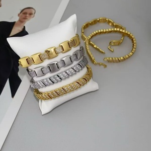 Bracelet de luxe plaqué or 18 carats avec motif floral texturé et pavé de zircone cubique pour femme, bijoux élégants en forme de trèfle à empiler, vente en gros - Product Image 3