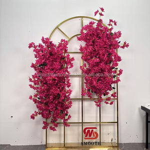 Chemin de table en fleurs de bougainvillier rose fait main par LEDA Factory, décoration douce pour mariage, anniversaires, Saint-Valentin - Product Image 1