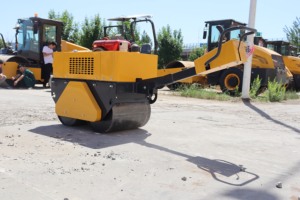 Compacteur hydraulique 1T, mini rouleau vibratoire à double tambour pour la réparation routière - Product Image 3