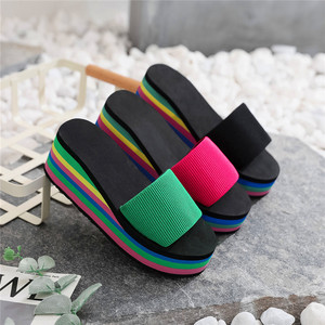 Sandales d'été compensées à talon épais pour femmes, motif chevrons, arc-en-ciel, avec semelle respirante et amortissante - Product Image 1