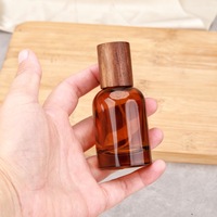 Flacon de parfum classique en verre ambré de 30 ml avec bouchon à vis, couvercle en bois, vaporisateur anti-lumière, distributeur de brume, vide, pour cosmétiques, sérigraphie