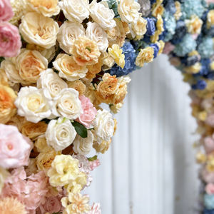 Arco de Flores Artificiales Realistas Hechas a Mano con Seda Moderna para Decoración de Bodas Rústicas - Product Image 3