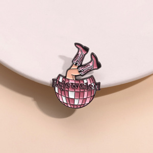 Hot Bán Màu Hồng Cô Gái Ca Sĩ Sao Taylor Men Pin Euro-Mỹ Xung Quanh Kỷ Niệm Kim Loại Huy Hiệu Sáng Bóng Khởi Động Âm Nhạc - Product Image 1