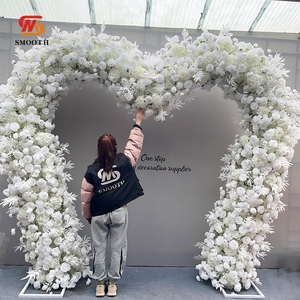 Arche de fond de scène en forme de cœur de fleurs blanches douces faites à la main LEDA, décoration florale pour l'allée d'entrée de mariage, événements, fête, Saint-Valentin - Product Image 3
