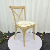 Offre spéciale chaise en métal à dossier croisé en résine d'aspect bois durable pour banquets, événements, mariage