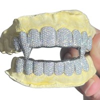Couvre-dents personnalisés haut de gamme en argent S925 plaqué rhodium, avec logo, coupe classique Cœurs et Flèches, entièrement sertis de Moissanite, unisexe
