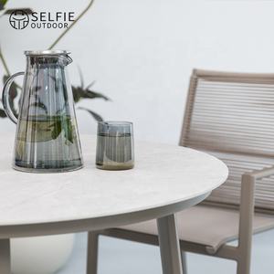 Ensemble de salle à manger moderne pour hôtel, terrasse, jardin, cour ou restaurant, avec table et 4 chaises. - Product Image 3