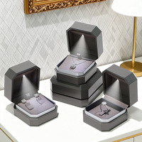 Boîte à bijoux personnalisée de haute qualité, moderne, octogonale, carrée, grise, avec éclairage LED, coffret cadeau, ensemble unique, organisateur de bijoux personnalisé de qualité supérieure