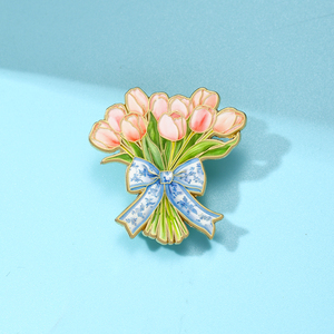 Broche de metal esmaltado con diseño de ramo de tulipanes rosas y lazo azul, chapado en oro, con impresión UV, para bodas y moda - Product Image 1