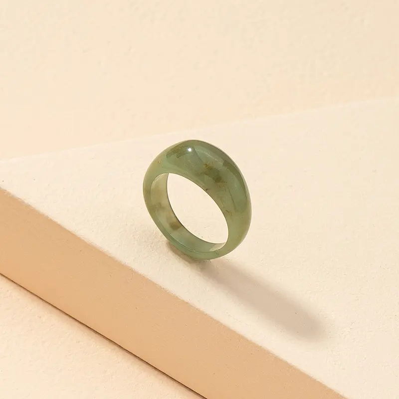 โรแมนติกคลาสสิกสุภาพสตรีเครื่องประดับหยกสีเขียว Lucite คริลิคนิ้วกลางแหวนสำหรับผู้หญิง