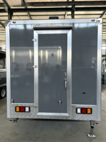 Remorque alimentaire carrée gris foncé à double essieu en acier inoxydable, entièrement équipée, chariot de concession mobile pour la vente commerciale de glaces et de hot-dogs