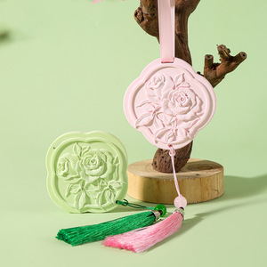 Ambientador de yeso sólido con aroma a crema de rosas para dormitorio, colgante para coche, decoración floral, lámina de yeso perfumada para aire fresco - Product Image 1