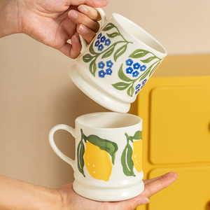 Mug en céramique minimaliste écologique à motif de dessin animé mignon personnalisé pour filles, fond épais, passe au lave-vaisselle et au micro-ondes - Product Image 1