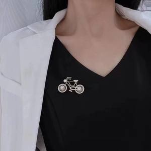 Broche de Bicicleta Giratorio de Diseño Floral de Moda, con Incrustaciones de Piedras Exquisitas y Perlas de Agua Dulce de Alta Calidad - Product Image 4