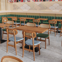 Table carrée moderne haut de gamme en bois massif avec chaises en PU pour la restauration de plats chauds et de nouilles dans les restaurants japonais et occidentaux, mobilier de bar