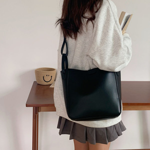 กระเป๋าโท้ทผู้หญิง สีดำ สีพื้น หัวเข็มขัดแม่เหล็ก ความจุขนาดใหญ่ ใช้ได้ทุกวัน - Product Image 3