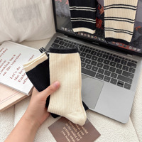 Chaussettes tendance pour femmes, chaussettes décontractées rayées minimalistes noires et blanches avec étiquette tissée pour un usage quotidien