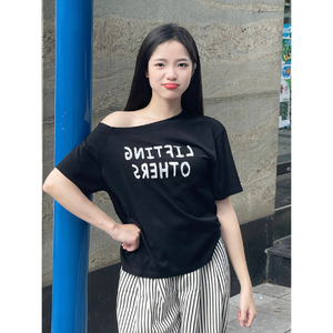 Camiseta de un hombro para mujer, manga corta, precio bajo, estampado de Letras a la moda, tela de algodón de papel suave, Color rojo ciruela - Product Image 5