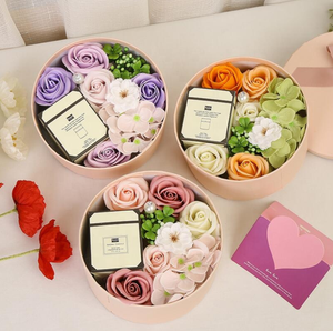 Bestseller: Confezione Regalo con Candela Profumata Rotonda e Fiori per Feste di Compleanno e Festa della Mamma - Product Image 1