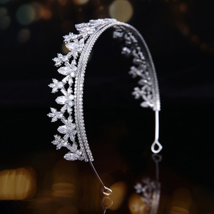 Diadème de mariée artisanal en argent glacé, micro-pavé de zircone cubique taille poire motif flocon de neige, pour femme, pour occasions formelles d'hiver - Product Image 4