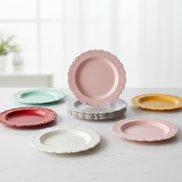 Assiettes en plastique jetables blanches avec bord décoratif pour service de buffet et présentation d'aliments