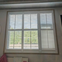 Volets en bois peints blancs modernes, sur mesure, pour salon, volets de style plantation, élégant traitement des fenêtres