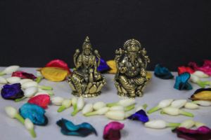 คู่พระลักษมีและพระกานีช ทำจากทองเหลือง – งานฝีมือขนาดเล็กสำหรับบูชาที่บ้าน ตกแต่งสำนักงาน และเป็นของขวัญมงคล ผลิตในรัฐราชสถาน ทำด้วยมือ - Product Image 2