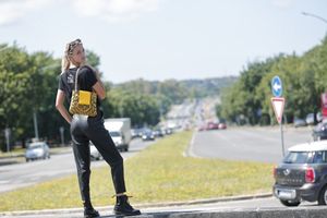 Borsa a Tracolla in PVC e Cotone di Alta Qualità, Stile Rock Classico, Fatta a Mano in Italia con Materiali Sostenibili, Materiale Mat-b per l'Esportazione - Product Image 4