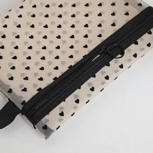 กระเป๋าเครื่องสำอางแบบซิปใสลายหัวใจน่ารัก ทนทาน ทำจากไนลอน มีหลายขนาด รับทำโลโก้ตามสั่ง MOQ ต่ำ - Product Image 5