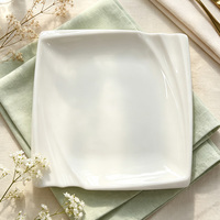 Assiette carrée en porcelaine blanche solide Hanjiang, de qualité alimentaire, à bord irrégulier, compatible lave-vaisselle, pour restaurant occidental, vente en gros