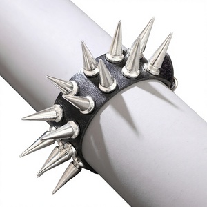 Nuovo Bracciale a Catena Multistrato Stile Punk Europeo-Americano, Gioiello Unisex Personalizzato Hip-Hop con Borchie - Product Image 1