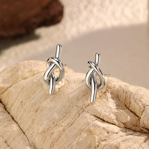 CAIOOCHE Boucles d'oreilles clous nœud d'amour en acier inoxydable <span class=keywords><strong>plaqué</strong></span> <span class=keywords><strong>or</strong></span> de haute qualité 12 mm, polies, faites à la main, <span class=keywords><strong>bijoux</strong></span> fins <span class=keywords><strong>pour</strong></span> femmes - Product Image 2