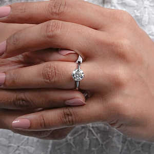 Bagues de fiançailles de luxe haut de gamme personnalisées en or pur 18K 14K IGI certifiées rondes cultivées en laboratoire pour femmes OEM - Product Image 5