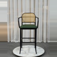 Tabouret de bar moderne en rotin tressé à la main avec base en métal, construction stable pour usage commercial et domestique