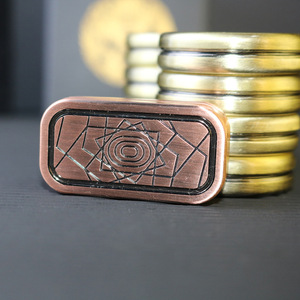 Machine à sous à trois couches en bronze antique Poussoir à pièces Poker King Edc Soulagement du stress Jouet à pousser - Product Image 5