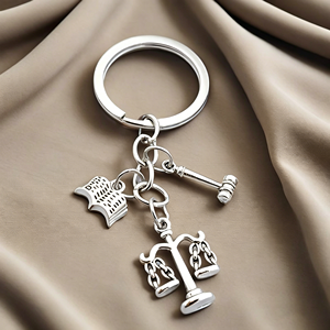 Porte-clés en alliage de zinc au design créatif de balance et de marteau, prix d'usine, vente en gros, haute qualité, pour la Semaine de la reconnaissance des enseignants - Product Image 2