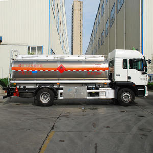 Camión Cisterna <span class=keywords><strong>de</strong></span> Combustible HOWO <span class=keywords><strong>de</strong></span> 16000 Litros y 20000 Litros <span class=keywords><strong>de</strong></span> Capacidad, 6x4 4x2, Camión Cisterna <span class=keywords><strong>de</strong></span> Diésel en Venta - Product Image 2