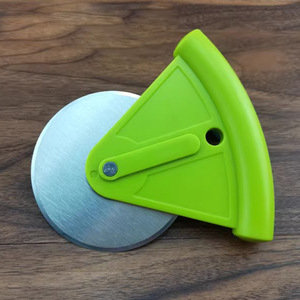 Cortador de Pizza de Acero Inoxidable Verde con Cubierta Protectora, Herramienta para Hornear - Product Image 1