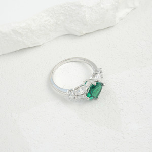 Anillo de Esmeralda Cultivada en Laboratorio en Plata de Ley 925, Hipoalergénico, Resistente al Deslustre, Regalo de Joyería Fina - Product Image 4