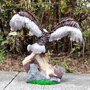Decorazione in Resina Coppia di Aquile Calve, Scultura Realistica di Aquile in Volo su Base ad Albero (Piume Dettagliate), Accento a Tema Fauna Selvatica - Product Image 5