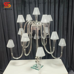 Centre de table de mariage au design lisse et nouveau, haut, avec des abat-jour givrés, en cristal, candélabre - Product Image 1